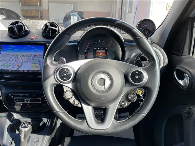 スマートフォーフォー ＢＲＡＢＵＳ　エクスクルーシブ　衝突軽減ブレーキ　レーンキープアシスト　レザーシート　ガラスルーフ　社外フローティングナビ　フルセグ　バックカメラ　パドルシフト　クルーズコントロール　キーレス　アイドリングストップ（18枚目）