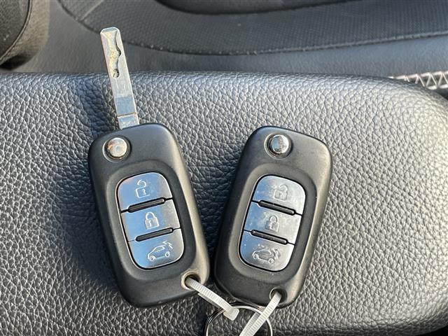 スマートフォーフォー ＢＲＡＢＵＳ　エクスクルーシブ　衝突軽減ブレーキ　レーンキープアシスト　レザーシート　ガラスルーフ　社外フローティングナビ　フルセグ　バックカメラ　パドルシフト　クルーズコントロール　キーレス　アイドリングストップ（26枚目）