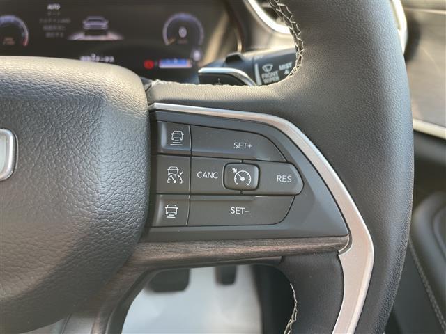 ジープ・グランドチェロキーＬ リミテッド　禁煙　純正ナビ　ＡＬＰＩＮＥサウンドシステム　全方位　クルコン　衝突被害軽減ブレーキ　セレクテレインシステム　パワーバックドア　前面衝突警報　アクティブレーンマネジメント　ヘッドアップディスプレイ（4枚目）