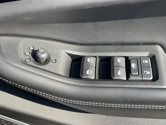 ジープ・グランドチェロキーＬ リミテッド　禁煙　純正ナビ　ＡＬＰＩＮＥサウンドシステム　全方位　クルコン　衝突被害軽減ブレーキ　セレクテレインシステム　パワーバックドア　前面衝突警報　アクティブレーンマネジメント　ヘッドアップディスプレイ（32枚目）