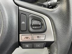 【全車速追従機能付クルーズコントロール（ＡＣＣ）】渋滞時でも一定の車間距離を保って追従走行し、先行車が停止すると減速・停止し、停止状態を保持します。機能には限界があるためご注意ください。 4