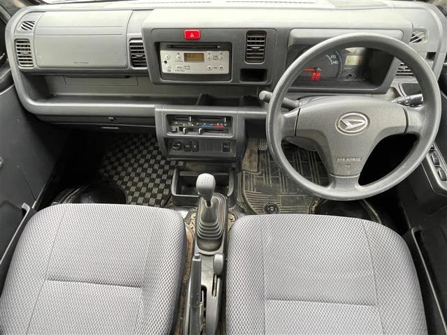 ハイゼットトラック ジャンボ　４ＷＤ／５速ＭＴ／純正オーディオ（ＡＭ／ＦＭ／ＣＤ／ＡＵＸ）／マニュアルエアコン／パワーウィンドウ／ハロゲンヘッドライト／フロントフォグ／リモコンキー／Ｄ席純正フロアマット／Ｎ席社外フロアマット（2枚目）
