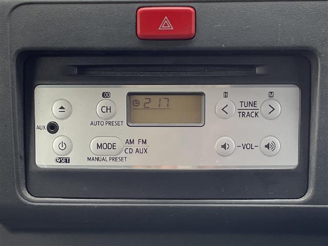 ハイゼットトラック ジャンボ　４ＷＤ／５速ＭＴ／純正オーディオ（ＡＭ／ＦＭ／ＣＤ／ＡＵＸ）／マニュアルエアコン／パワーウィンドウ／ハロゲンヘッドライト／フロントフォグ／リモコンキー／Ｄ席純正フロアマット／Ｎ席社外フロアマット（3枚目）