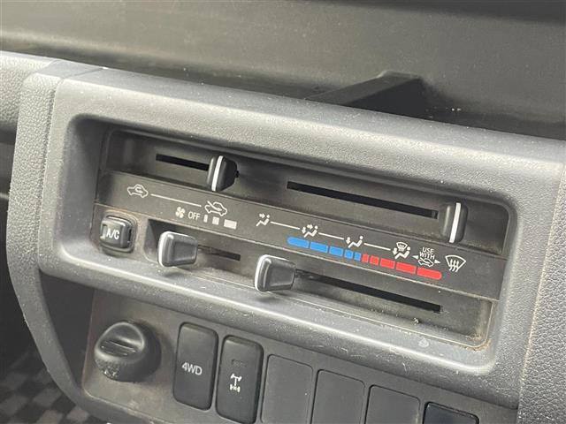 ハイゼットトラック ジャンボ　４ＷＤ／５速ＭＴ／純正オーディオ（ＡＭ／ＦＭ／ＣＤ／ＡＵＸ）／マニュアルエアコン／パワーウィンドウ／ハロゲンヘッドライト／フロントフォグ／リモコンキー／Ｄ席純正フロアマット／Ｎ席社外フロアマット（4枚目）