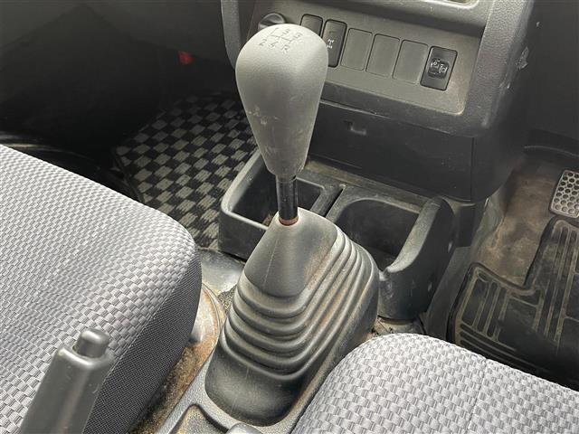 ハイゼットトラック ジャンボ　４ＷＤ／５速ＭＴ／純正オーディオ（ＡＭ／ＦＭ／ＣＤ／ＡＵＸ）／マニュアルエアコン／パワーウィンドウ／ハロゲンヘッドライト／フロントフォグ／リモコンキー／Ｄ席純正フロアマット／Ｎ席社外フロアマット（5枚目）
