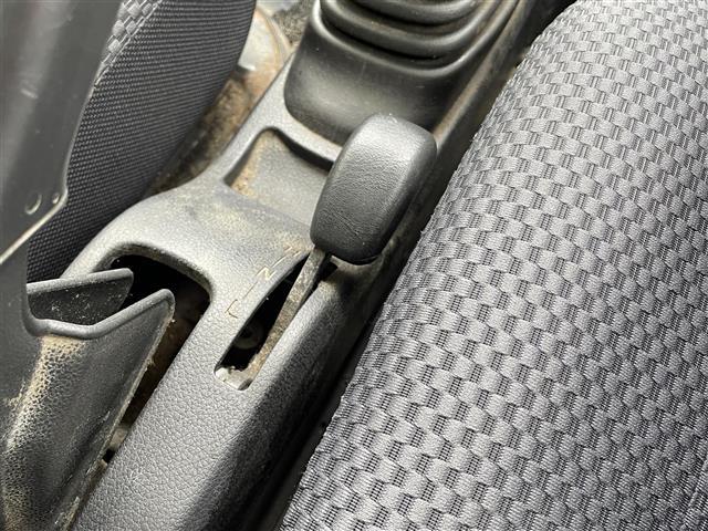 ハイゼットトラック ジャンボ　４ＷＤ／５速ＭＴ／純正オーディオ（ＡＭ／ＦＭ／ＣＤ／ＡＵＸ）／マニュアルエアコン／パワーウィンドウ／ハロゲンヘッドライト／フロントフォグ／リモコンキー／Ｄ席純正フロアマット／Ｎ席社外フロアマット（6枚目）