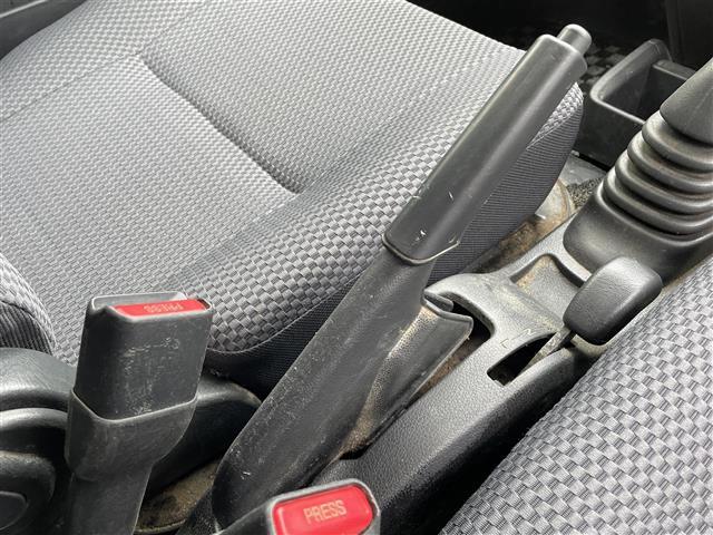 ハイゼットトラック ジャンボ　４ＷＤ／５速ＭＴ／純正オーディオ（ＡＭ／ＦＭ／ＣＤ／ＡＵＸ）／マニュアルエアコン／パワーウィンドウ／ハロゲンヘッドライト／フロントフォグ／リモコンキー／Ｄ席純正フロアマット／Ｎ席社外フロアマット（7枚目）