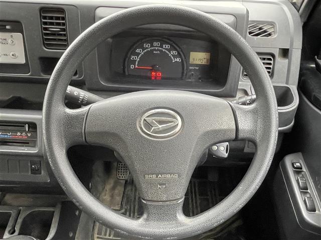 ハイゼットトラック ジャンボ　４ＷＤ／５速ＭＴ／純正オーディオ（ＡＭ／ＦＭ／ＣＤ／ＡＵＸ）／マニュアルエアコン／パワーウィンドウ／ハロゲンヘッドライト／フロントフォグ／リモコンキー／Ｄ席純正フロアマット／Ｎ席社外フロアマット（8枚目）