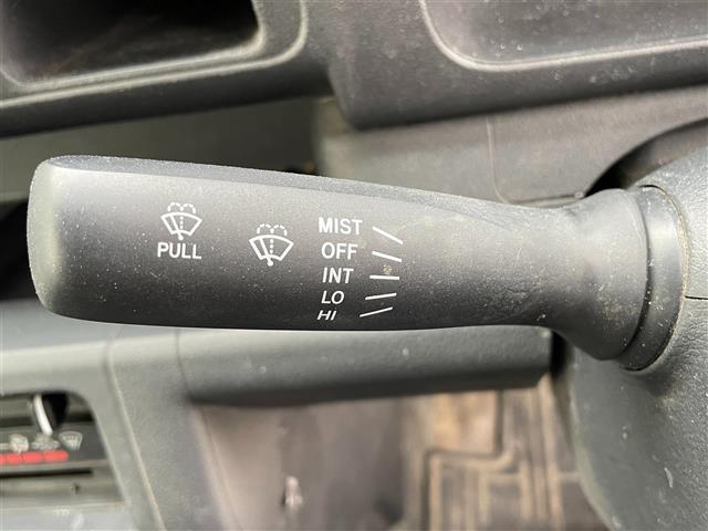 ハイゼットトラック ジャンボ　４ＷＤ／５速ＭＴ／純正オーディオ（ＡＭ／ＦＭ／ＣＤ／ＡＵＸ）／マニュアルエアコン／パワーウィンドウ／ハロゲンヘッドライト／フロントフォグ／リモコンキー／Ｄ席純正フロアマット／Ｎ席社外フロアマット（10枚目）
