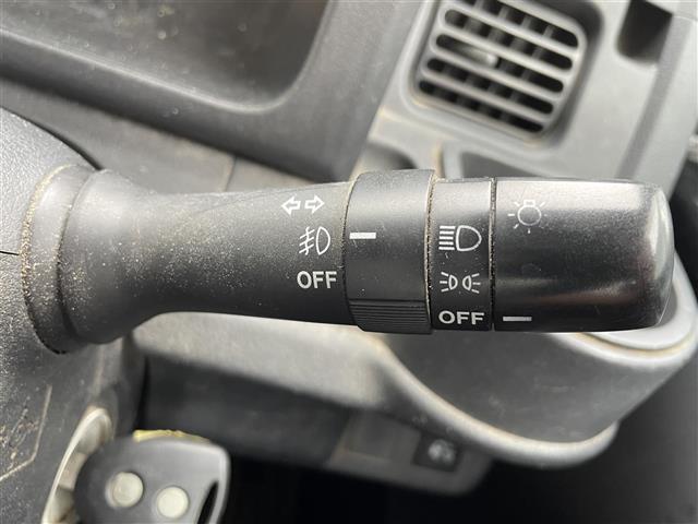 ハイゼットトラック ジャンボ　４ＷＤ／５速ＭＴ／純正オーディオ（ＡＭ／ＦＭ／ＣＤ／ＡＵＸ）／マニュアルエアコン／パワーウィンドウ／ハロゲンヘッドライト／フロントフォグ／リモコンキー／Ｄ席純正フロアマット／Ｎ席社外フロアマット（11枚目）