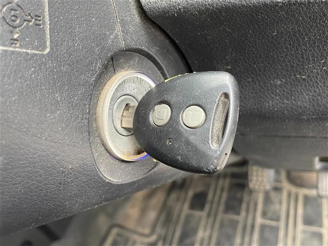 ハイゼットトラック ジャンボ　４ＷＤ／５速ＭＴ／純正オーディオ（ＡＭ／ＦＭ／ＣＤ／ＡＵＸ）／マニュアルエアコン／パワーウィンドウ／ハロゲンヘッドライト／フロントフォグ／リモコンキー／Ｄ席純正フロアマット／Ｎ席社外フロアマット（12枚目）
