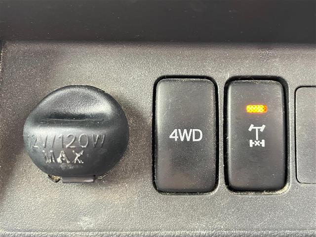 ハイゼットトラック ジャンボ　４ＷＤ／５速ＭＴ／純正オーディオ（ＡＭ／ＦＭ／ＣＤ／ＡＵＸ）／マニュアルエアコン／パワーウィンドウ／ハロゲンヘッドライト／フロントフォグ／リモコンキー／Ｄ席純正フロアマット／Ｎ席社外フロアマット（13枚目）