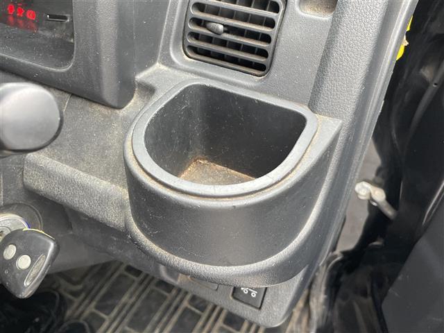 ハイゼットトラック ジャンボ　４ＷＤ／５速ＭＴ／純正オーディオ（ＡＭ／ＦＭ／ＣＤ／ＡＵＸ）／マニュアルエアコン／パワーウィンドウ／ハロゲンヘッドライト／フロントフォグ／リモコンキー／Ｄ席純正フロアマット／Ｎ席社外フロアマット（16枚目）