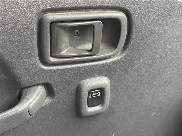 ハイゼットトラック ジャンボ　４ＷＤ／５速ＭＴ／純正オーディオ（ＡＭ／ＦＭ／ＣＤ／ＡＵＸ）／マニュアルエアコン／パワーウィンドウ／ハロゲンヘッドライト／フロントフォグ／リモコンキー／Ｄ席純正フロアマット／Ｎ席社外フロアマット（17枚目）