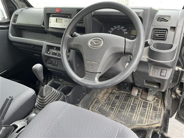 ハイゼットトラック ジャンボ　４ＷＤ／５速ＭＴ／純正オーディオ（ＡＭ／ＦＭ／ＣＤ／ＡＵＸ）／マニュアルエアコン／パワーウィンドウ／ハロゲンヘッドライト／フロントフォグ／リモコンキー／Ｄ席純正フロアマット／Ｎ席社外フロアマット（21枚目）