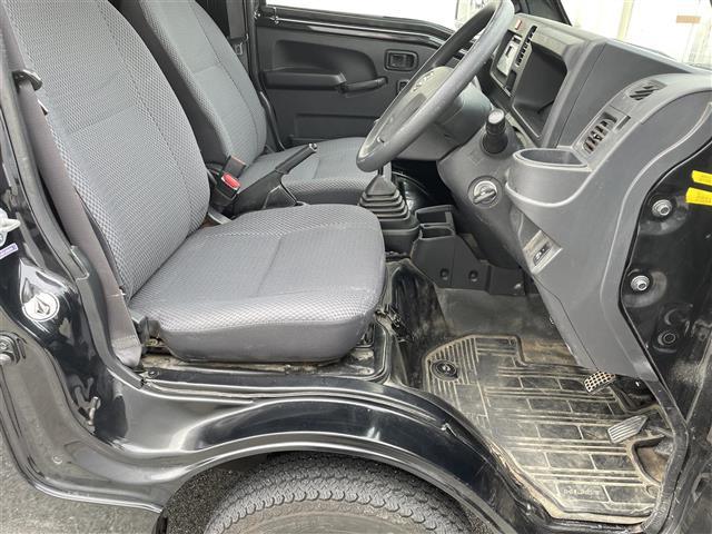 ハイゼットトラック ジャンボ　４ＷＤ／５速ＭＴ／純正オーディオ（ＡＭ／ＦＭ／ＣＤ／ＡＵＸ）／マニュアルエアコン／パワーウィンドウ／ハロゲンヘッドライト／フロントフォグ／リモコンキー／Ｄ席純正フロアマット／Ｎ席社外フロアマット（22枚目）