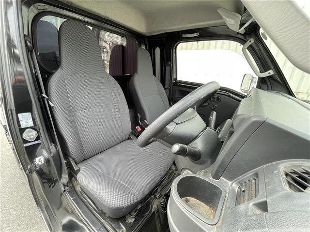 ハイゼットトラック ジャンボ　４ＷＤ／５速ＭＴ／純正オーディオ（ＡＭ／ＦＭ／ＣＤ／ＡＵＸ）／マニュアルエアコン／パワーウィンドウ／ハロゲンヘッドライト／フロントフォグ／リモコンキー／Ｄ席純正フロアマット／Ｎ席社外フロアマット（23枚目）