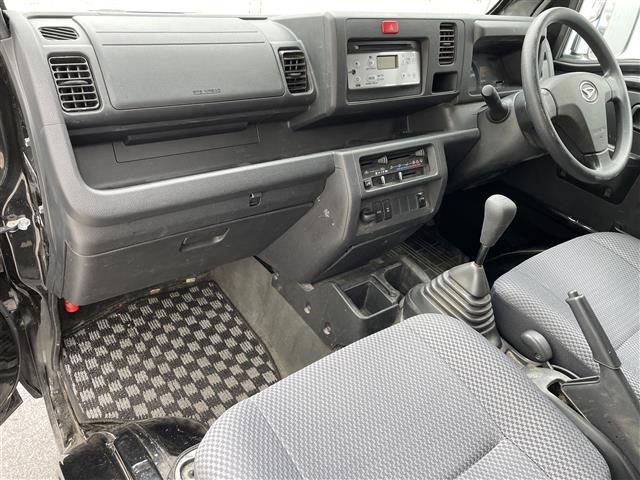 ハイゼットトラック ジャンボ　４ＷＤ／５速ＭＴ／純正オーディオ（ＡＭ／ＦＭ／ＣＤ／ＡＵＸ）／マニュアルエアコン／パワーウィンドウ／ハロゲンヘッドライト／フロントフォグ／リモコンキー／Ｄ席純正フロアマット／Ｎ席社外フロアマット（24枚目）