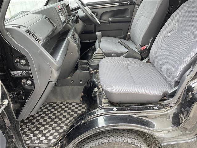 ハイゼットトラック ジャンボ　４ＷＤ／５速ＭＴ／純正オーディオ（ＡＭ／ＦＭ／ＣＤ／ＡＵＸ）／マニュアルエアコン／パワーウィンドウ／ハロゲンヘッドライト／フロントフォグ／リモコンキー／Ｄ席純正フロアマット／Ｎ席社外フロアマット（25枚目）