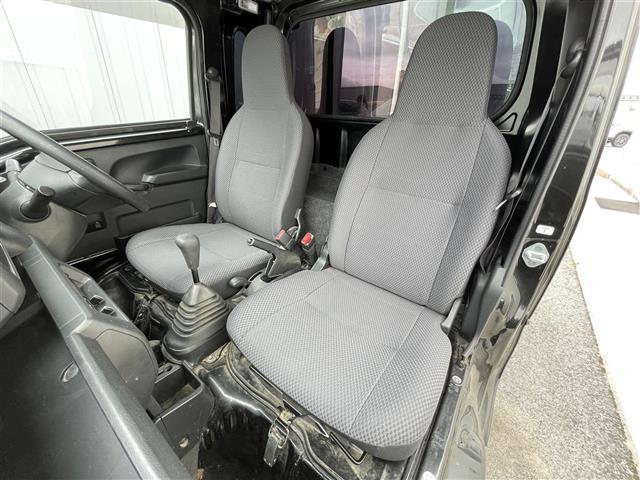 ハイゼットトラック ジャンボ　４ＷＤ／５速ＭＴ／純正オーディオ（ＡＭ／ＦＭ／ＣＤ／ＡＵＸ）／マニュアルエアコン／パワーウィンドウ／ハロゲンヘッドライト／フロントフォグ／リモコンキー／Ｄ席純正フロアマット／Ｎ席社外フロアマット（26枚目）
