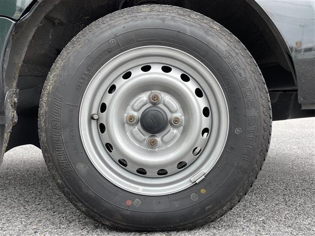 ハイゼットトラック ジャンボ　４ＷＤ／５速ＭＴ／純正オーディオ（ＡＭ／ＦＭ／ＣＤ／ＡＵＸ）／マニュアルエアコン／パワーウィンドウ／ハロゲンヘッドライト／フロントフォグ／リモコンキー／Ｄ席純正フロアマット／Ｎ席社外フロアマット（43枚目）