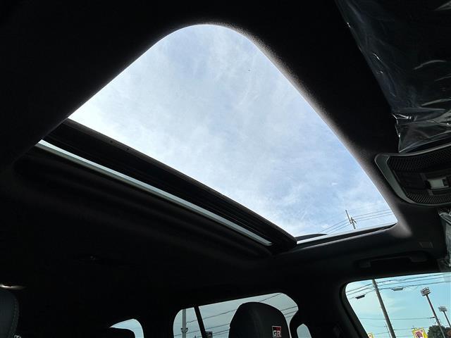 【　サンルーフ　】解放感溢れるサンルーフ。車内には爽やかな風や太陽の穏やかな光が差し込みます。
