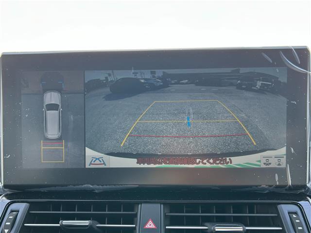 【パノラミックビューモニター】　真上から見たような映像が流れ、便利かつ大変見やすく安全確認もできます。駐車が苦手な方にもオススメな便利機能です。