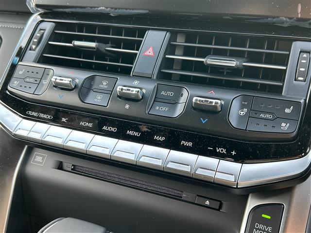 【　オートエアコン　】車内温度を感知して自動で温度調整をしてくれるのでいつでも快適な車内空間を創り上げます。