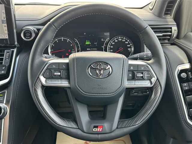 【革巻きステアリング】滑りにくくて掌に馴染みやすいです。