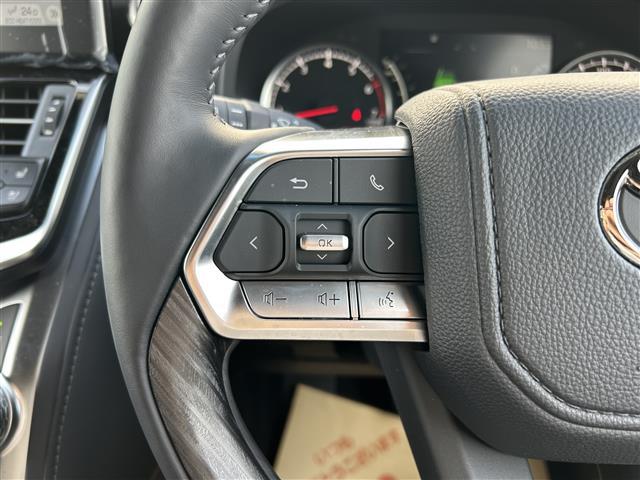 【　ステアリングスイッチ　】手元のスイッチでナビ操作が可能です。非常に便利な機能です。取り付けのナビによってはオプション設定となっております。詳しくはスタッフまで。