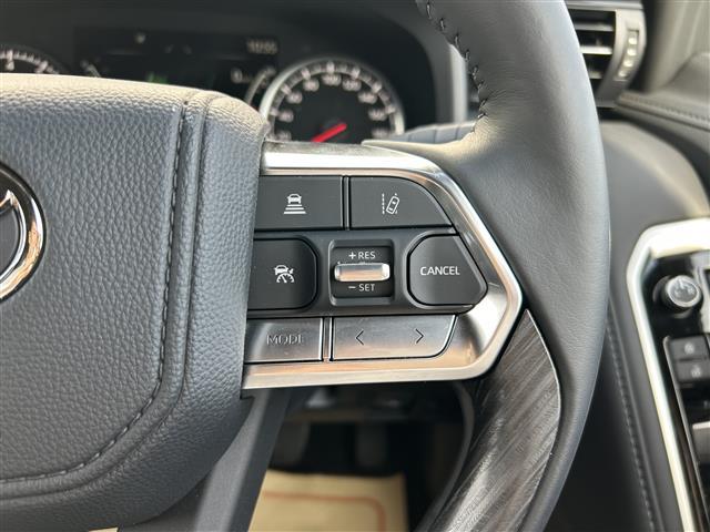 【　ステアリングスイッチ　】手元のスイッチでナビ操作が可能です。非常に便利な機能です。取り付けのナビによってはオプション設定となっております。詳しくはスタッフまで。