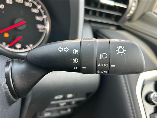 【オートライトシステム】車外の環境に合わせてライトを点灯します。トンネル入り口では瞬時に点灯するなど、点灯、消灯を車外の明るさに応じて行います。