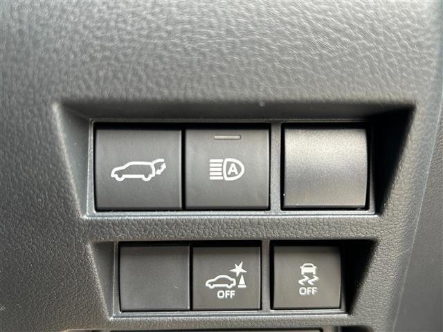 【電動リアゲート】荷物を抱えた状態でもリアゲートの開閉が可能です。お買い物時やアウトドアの際に役立ちますね。