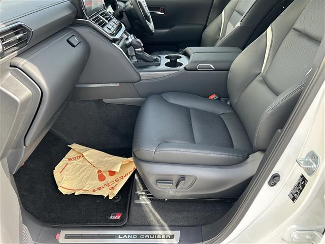 店舗にて現車の確認もいただけますので、お電話で在庫のご確認の上是非ご来店くださいませ。