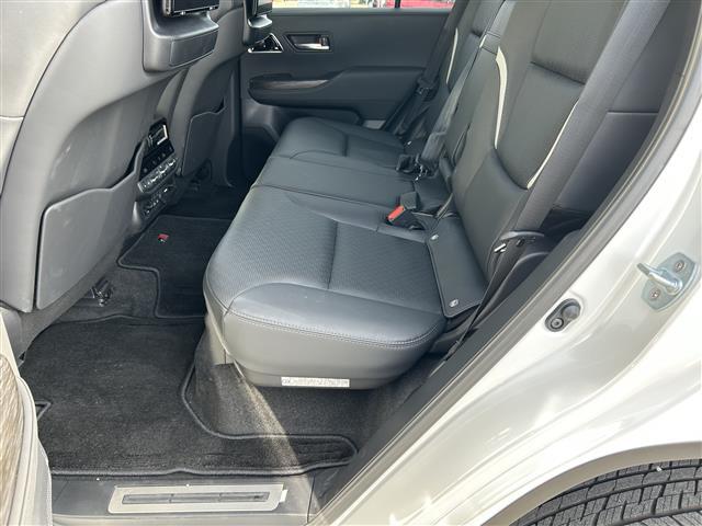 店舗にて現車の確認もいただけますので、お電話で在庫のご確認の上是非ご来店くださいませ。