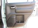 後席のドアポケットです。収納とドリンクホルダーがあります。