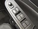 パワーウィンドウのスイッチです。隣には電動格納ドアミラーのスイッチがあり、ミラーの角度調整スイッチもあります。簡単操作で扱いやすい。