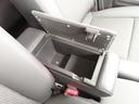 アームレストを開くと収納スペースがあります