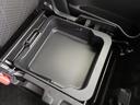 助手席の座面を上げると取り外し可能な収納ボックスがあります