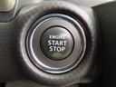 キーレスプッシュスタートブレーキペダルを踏みながらボタンを押すとエンジンがかかります