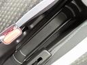 運転席と助手席の間にも、収納スペースがあります。