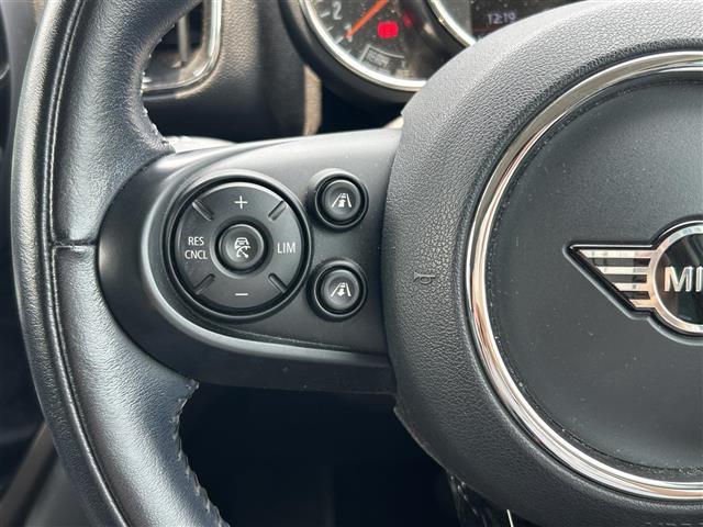 ＭＩＮＩ クーパーＤ　クロスオーバー　インテリジェントセーフティシステム　横滑り防止　盗難防止　バックカメラ　ドラレコ　コーナーセンサー　純正ナビ　ＢＴ　ＵＳＢ　純正アルミホイール　社外フロアマット　プッシュスタート　スマートキー（12枚目）