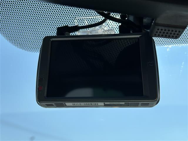 アクア Ｓ　☆社外７型ナビ（ＢＴ／フルセグ／ＤＩＳＣ／ＡＭ／ＦＭ）☆Ｂカメラ☆オートライト☆純正１５インチＡＷ☆アイドリングストップ☆盗難防止装置☆ドアバイザー☆純正フロアマット☆スマートキー☆ＥＴＣ（3枚目）