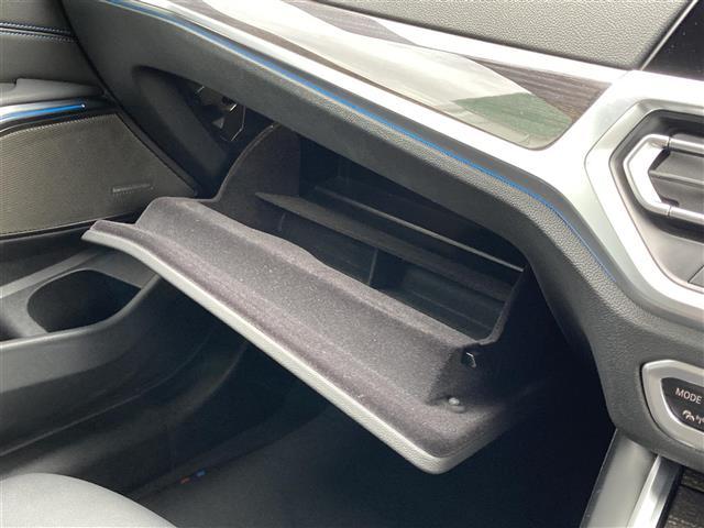 ３シリーズ ３３０ｅ　Ｍスポーツ　ワンオーナー　ハーマンカードンサウンドシステム　純正ナビ　ＢＴ　フルセグ　Ｓｐｏｔｉｆｙ　ＡＭ　ＦＭ　アラウンドビューモニター　Ｂカメラ　フロントカメラ　サイドカメラ　ＡＣＣ　ＡＨＢ　ハーフレザー（19枚目）