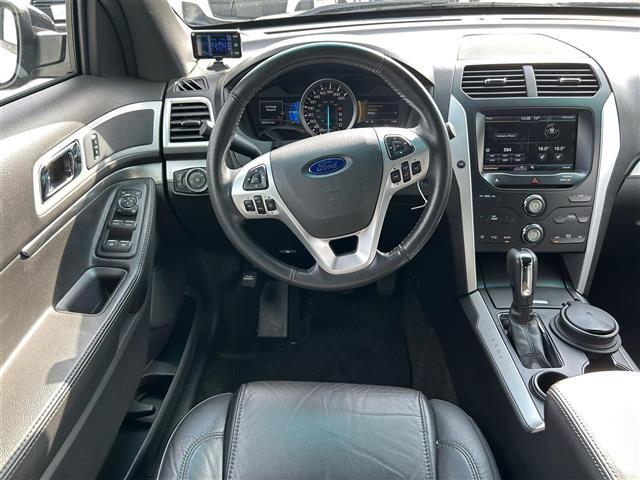 エクスプローラー ＸＬＴ　エコブースト　純正ナビ　純正ＡＷ　純正フロアマット　ＥＴＣ　クルーズコントロール　レザーシート　パワーシート　シートヒーター　サンルーフ　フロントカメラ　バックカメラ　リモコンキー　ＬＥＤオートライト（6枚目）