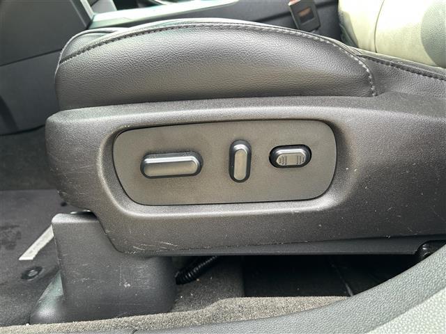 エクスプローラー ＸＬＴ　エコブースト　純正ナビ　純正ＡＷ　純正フロアマット　ＥＴＣ　クルーズコントロール　レザーシート　パワーシート　シートヒーター　サンルーフ　フロントカメラ　バックカメラ　リモコンキー　ＬＥＤオートライト（25枚目）