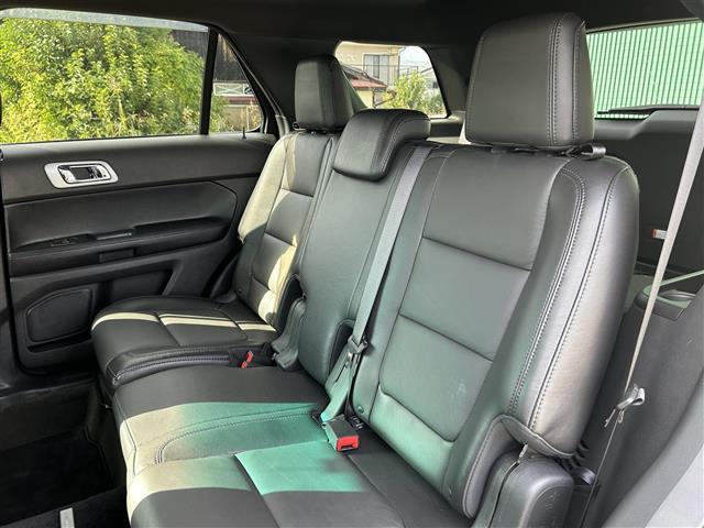 エクスプローラー ＸＬＴ　エコブースト　純正ナビ　純正ＡＷ　純正フロアマット　ＥＴＣ　クルーズコントロール　レザーシート　パワーシート　シートヒーター　サンルーフ　フロントカメラ　バックカメラ　リモコンキー　ＬＥＤオートライト（26枚目）