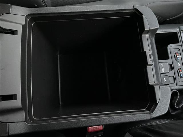 ランドクルーザープラド ＴＸ　Ｌパッケージ・ブラックエディション　サンルーフ　衝突被害軽減ブレーキ　ＬＥＤオートライト　クルーズコントロール　ＥＴＣ２．０　全方位カメラ　ＢＴ　レザーシート　純正ＡＷ　純正フロアマット　パワーシート　前後コーナーセンサー　シートヒータ（19枚目）