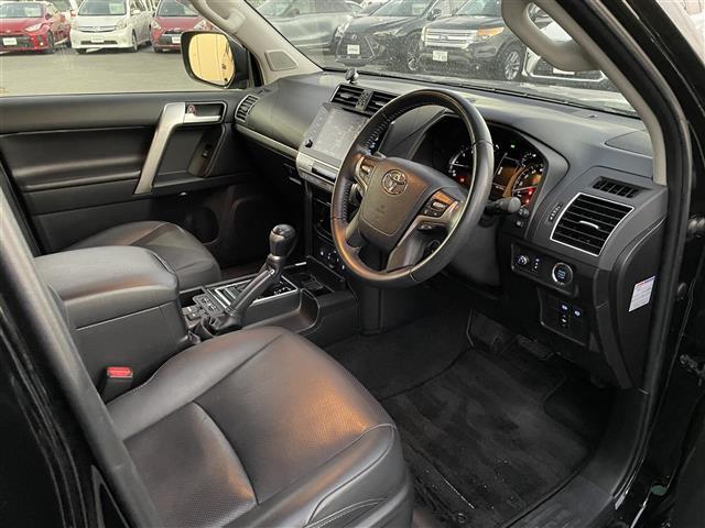 ランドクルーザープラド ＴＸ　Ｌパッケージ・ブラックエディション　サンルーフ　衝突被害軽減ブレーキ　ＬＥＤオートライト　クルーズコントロール　ＥＴＣ２．０　全方位カメラ　ＢＴ　レザーシート　純正ＡＷ　純正フロアマット　パワーシート　前後コーナーセンサー　シートヒータ（26枚目）