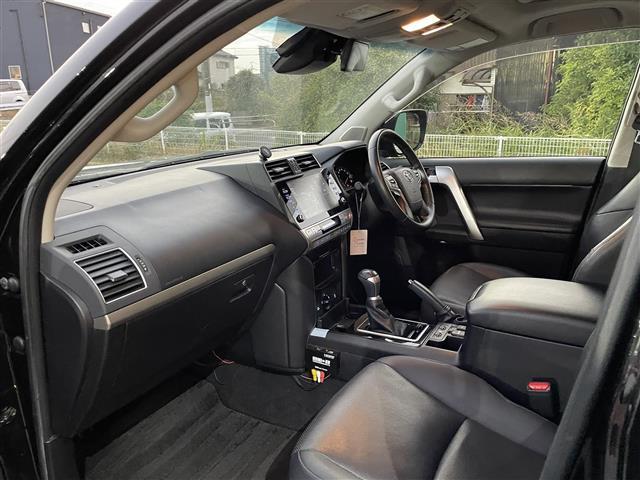 ランドクルーザープラド ＴＸ　Ｌパッケージ・ブラックエディション　サンルーフ　衝突被害軽減ブレーキ　ＬＥＤオートライト　クルーズコントロール　ＥＴＣ２．０　全方位カメラ　ＢＴ　レザーシート　純正ＡＷ　純正フロアマット　パワーシート　前後コーナーセンサー　シートヒータ（28枚目）